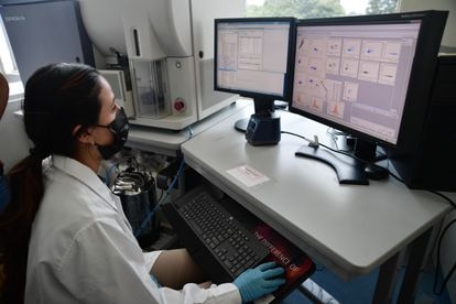 Una investigadora en frente del citómetro de flujo, un aparato que analiza célula por célula. 