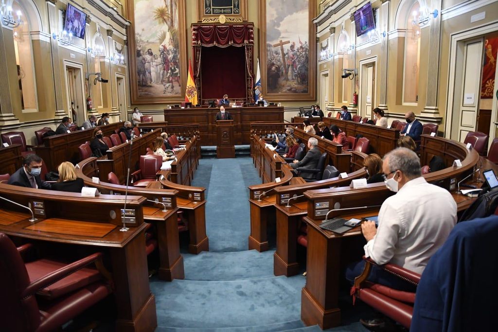 Un momento del pleno de esta semana del Parlamento de Canarias.