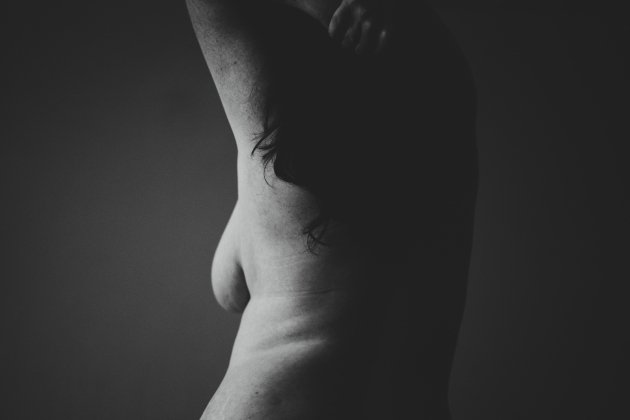 Mujer desnuda de espaldas